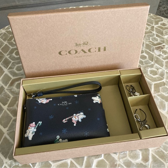 SOLD! Coach Boxed Corner Zip Wristlet Snowman Print in Silver/Midnight Multi - Picture 2 of 10